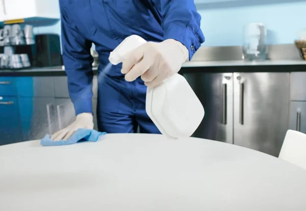 Disinfecting-with-spray-bottle_web Disinfecting-with-spray-bottle_web